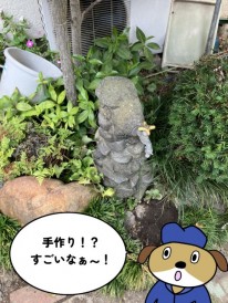 【画像】写真の真ん中に、石で出来た柱に蛇口が付いています。