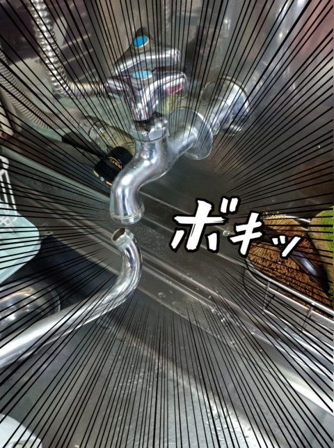 【画像】台所蛇口が折れている写真です。水の出るスパウト部から折れています。
