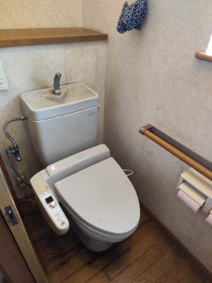 【画像】工事前のトイレ室内の様子です。