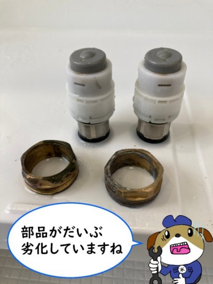 【画像】内部の部品写真です。ナットの部分が特に錆びており、劣化しているのが分かります。