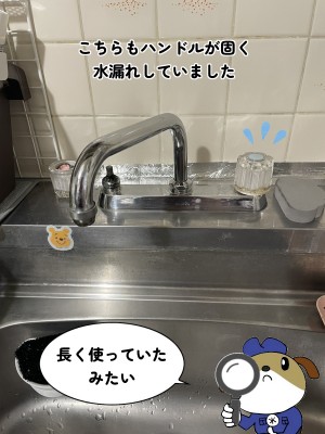 【画像】元々取り付けられていた台所蛇口の写真です。水とお湯でハンドルが分かれている混合栓タイプです。