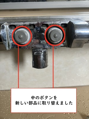 【画像】蛇口が写っています。カバーが外れており、グレーの部品が見えています。