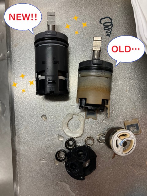 【画像】新しいカートリッジと古いカートリッジを比較しました。古い方はバラバラで、新しい物と比べると一目で劣化している事が分かるほど壊れてしまっています。