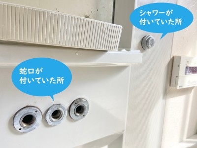 【画像】蛇口とシャワーの取付穴画像です。手前の穴が蛇口取付穴、奥の穴がシャワー取付穴です。シャワー取付穴は専用部品で塞いであります。