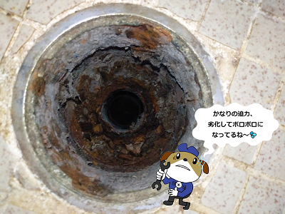 【画像】浴室排水口の内部は腐食していてボロボロの状態