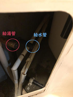【画像】手前の銅管が給湯管、奥が給水管となります。