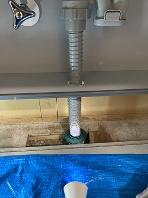 【画像】台所排水ホース・防臭栓交換
