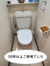 【画像】トイレ室内の写真です。トイレ一式が写っています。