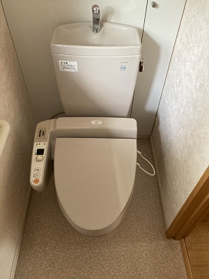 【画像】交換前のトイレはウォシュレット本体に操作パネルが付いていつタイプ。タンク内の部品が劣化していました。