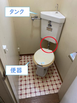 【画像】洗浄管の位置について説明している写真です。タンクと便器を繋いでいる部品が洗浄管です。