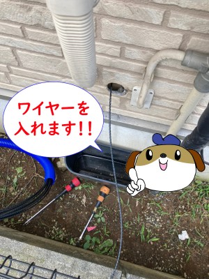 【画像】壁に穴を開けてワイヤーを通している画像です。