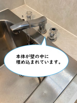 【画像】水漏れしている蛇口の画像です。浴槽の縁部分にある蛇口で、壁の中に埋め込まれています。